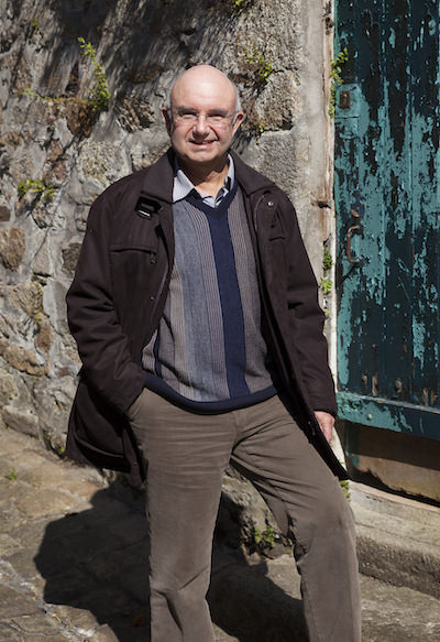 Benrard Larhant, auteur dans la maison d'édition Bargain, dans les rues de Quimper.